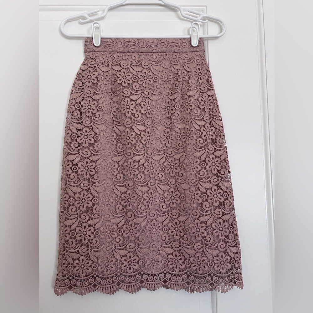 NWT Uniqlo Lace MIDI Skirt. Beige Color. Size XS.